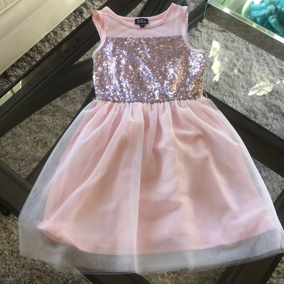 Cute dress for a Little girl.. - Picture 1 of 1